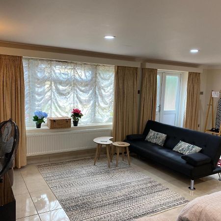 Studio Flat Gants Hill With Free Parking Redbridge Екстериор снимка