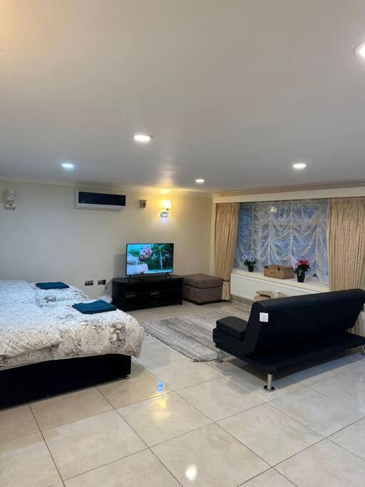 Studio Flat Gants Hill With Free Parking Redbridge Екстериор снимка