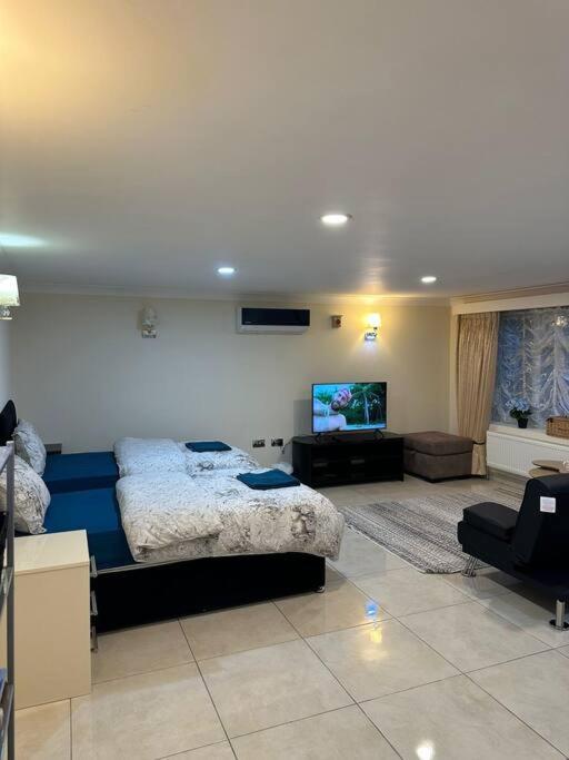 Studio Flat Gants Hill With Free Parking Redbridge Екстериор снимка