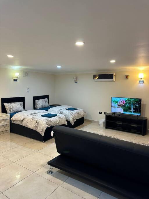 Studio Flat Gants Hill With Free Parking Redbridge Екстериор снимка