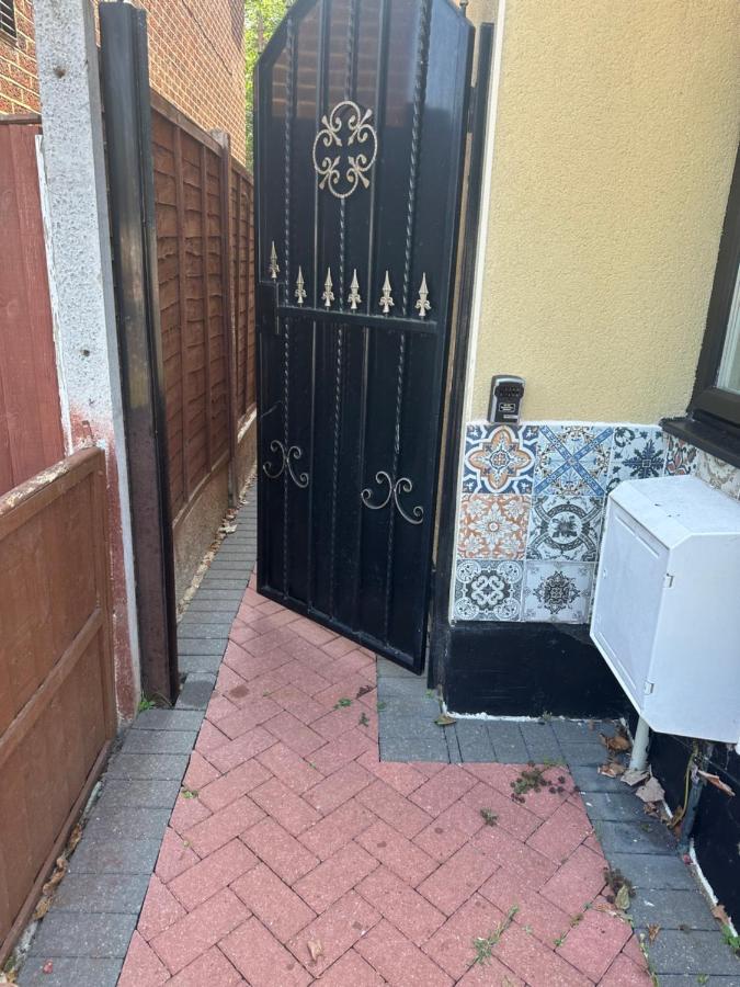 Studio Flat Gants Hill With Free Parking Redbridge Екстериор снимка