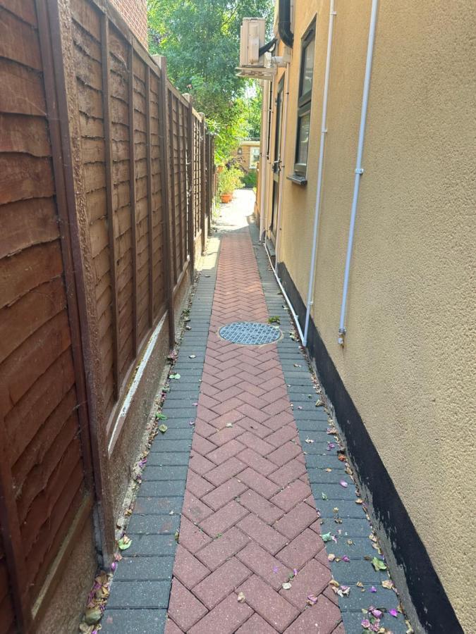 Studio Flat Gants Hill With Free Parking Redbridge Екстериор снимка
